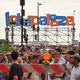 Illustration for article titled Insane Asshole Physically Assaults 11-Year-Old Girl for Lollapalooza Beach Ball